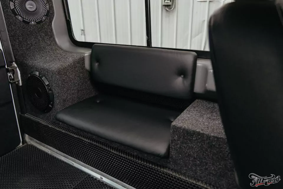 Привели в порядок Land Rover Defender! Заново окрасили элементы, очистили кузов, восстановили световое оборудование и построили новую акустическую систему